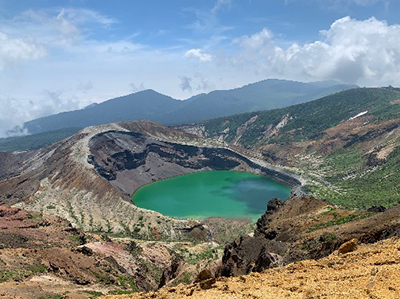 熊野岳登山途中に見える御釜