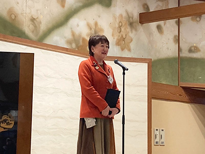 祝辞をする郡市長