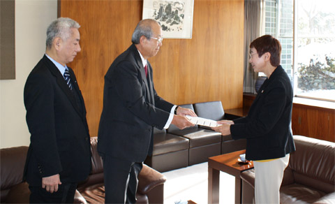 写真右：仙台市長へ提出 image